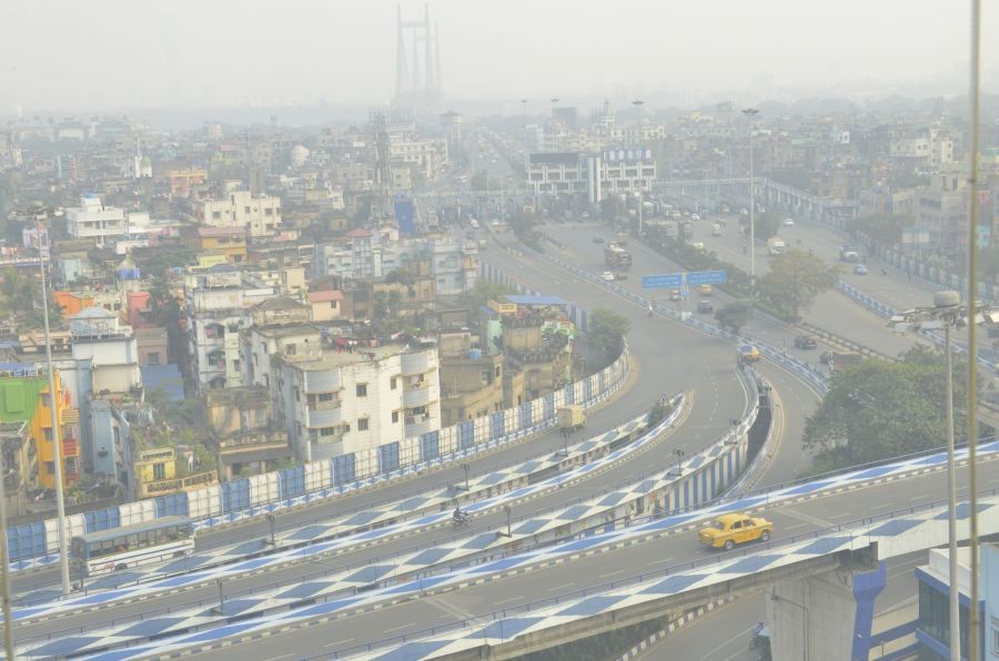 Kolkata: A low visibility of a Hooghly Bridge and roads covered in smog due to air pollution in Kolkata on Monday, January 10, 2022. (Photo: IANS/Subir Haldar)
